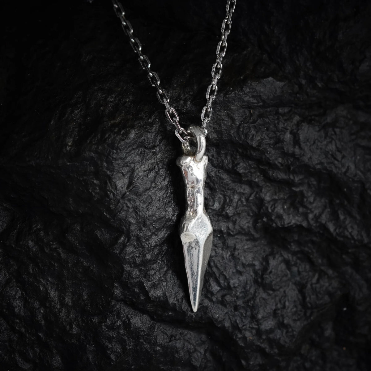 Dolch-Anhänger aus 925er Silber – handgefertigter Herren-Talisman für Stärke im rustikalen Boho-Stil | Art Diva