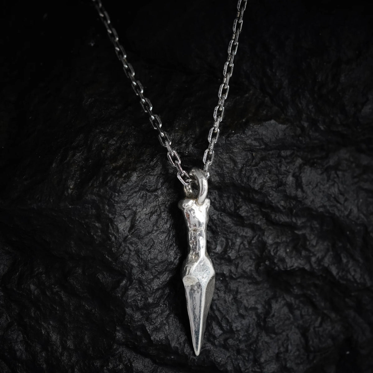 Dolch-Anhänger aus 925er Silber – handgefertigter Herren-Talisman für Stärke im rustikalen Boho-Stil | Art Diva