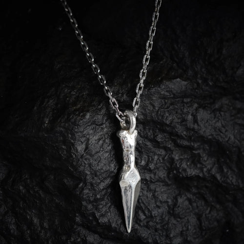 Dolch-Anhänger aus 925er Silber – handgefertigter Herren-Talisman für Stärke im rustikalen Boho-Stil | Art Diva