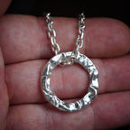 „Kreis“-Anhänger für Herren aus 925er Silber – hochglanzpoliert | Talisman für Stärke und Balance | Art Diva