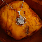 „Sonnenstrahl“ – Anhänger aus 925er Silber, Talisman für Wärme, Licht und Hoffnung, handgefertigter Skulpturenschmuck im Boho- und rustikalen Stil | Art Diva