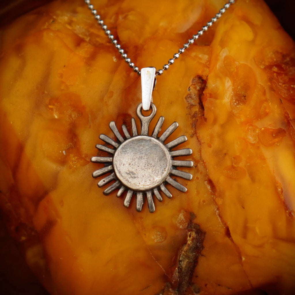 „Sonnenstrahl“ – Anhänger aus 925er Silber, Talisman für Wärme, Licht und Hoffnung, handgefertigter Skulpturenschmuck im Boho- und rustikalen Stil | Art Diva