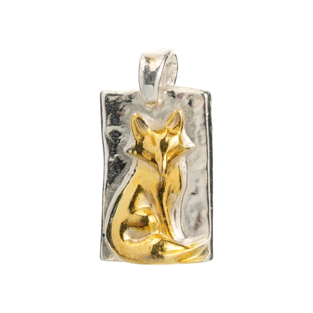 „Fuchs“ – handgefertigter Anhänger aus 925er Silber mit goldfarbenen Akzenten, Symbol für Intuition und Anmut, skulpturales Schmuckstück | Art Diva