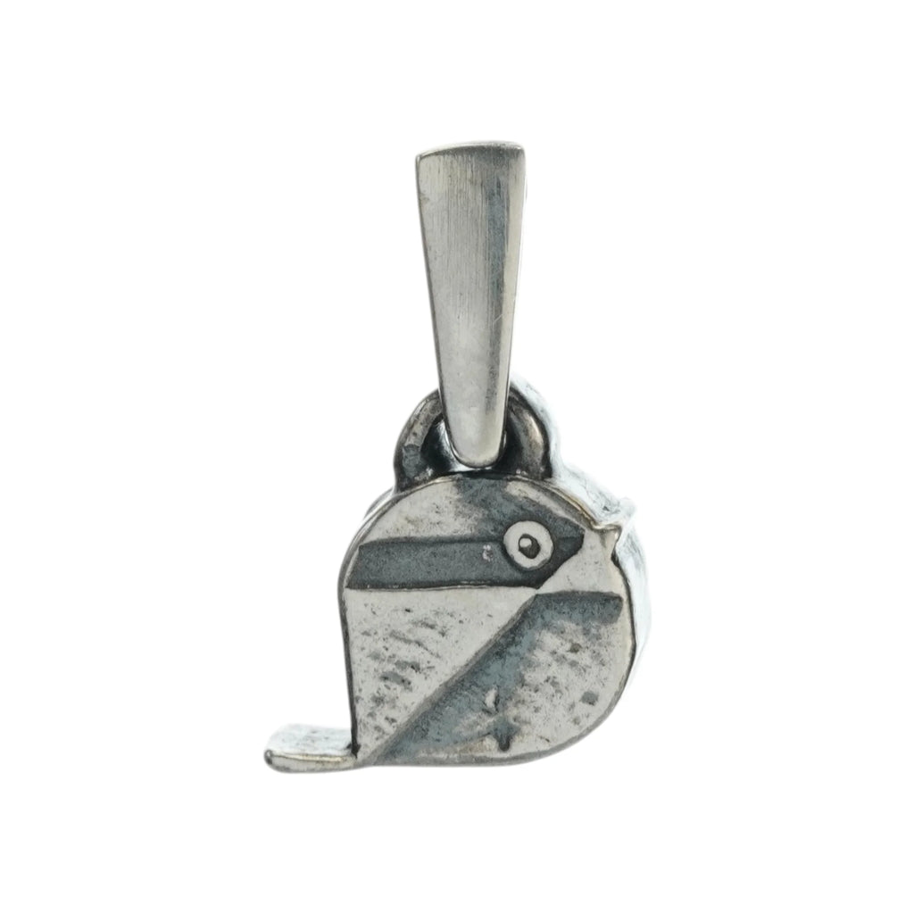 „Spätzchen“-Anhänger aus 925er Silber – oxidierter Talisman für Freiheit, Leichtigkeit und Wärme, handgefertigter Skulpturenschmuck im Boho- und rustikalen Stil | Art Diva