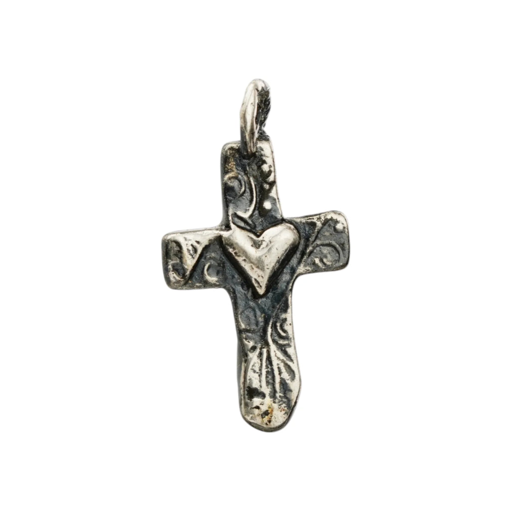 Kreuz-Anhänger mit Herz aus Silber – handgefertigtes Symbol für Liebe und Glauben, Skulpturenschmuck im Boho- und rustikalen Stil | Art Diva