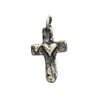 Kreuz-Anhänger mit Herz aus Silber – handgefertigtes Symbol für Liebe und Glauben, Skulpturenschmuck im Boho- und rustikalen Stil | Art Diva