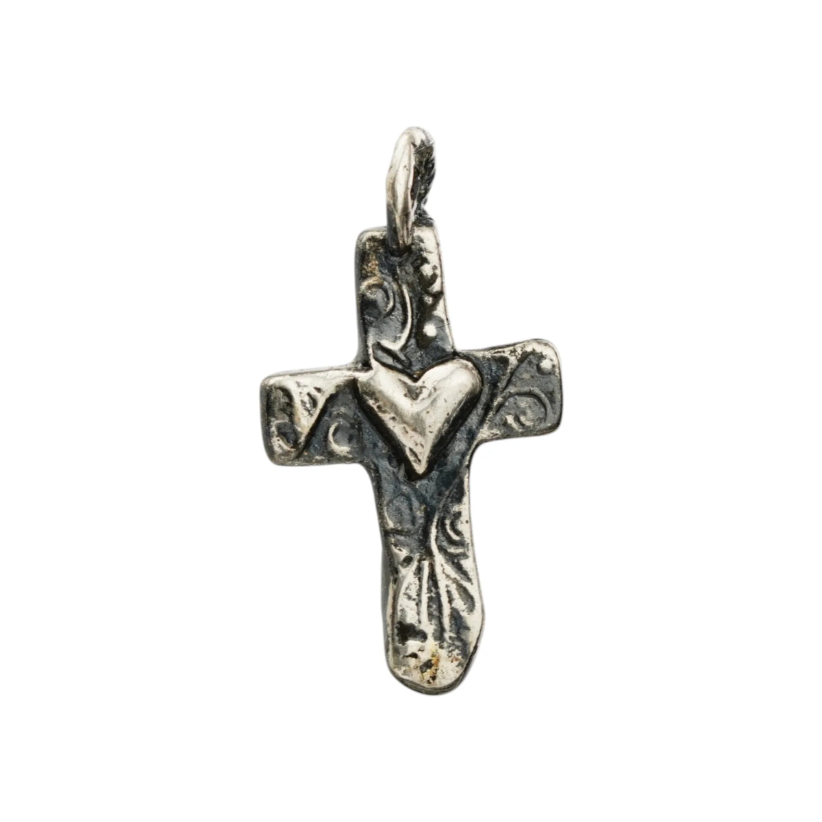 Kreuz-Anhänger mit Herz aus Silber – handgefertigtes Symbol für Liebe und Glauben, Skulpturenschmuck im Boho- und rustikalen Stil | Art Diva