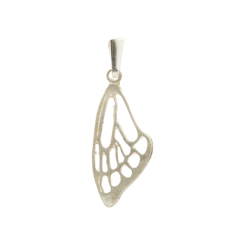 „Schmetterlingsflügel“ – Anhänger aus 925er Silber, Amulett für Freiheit und Licht, handgefertigter Skulpturenschmuck im Boho- und rustikalen Stil | Art Diva