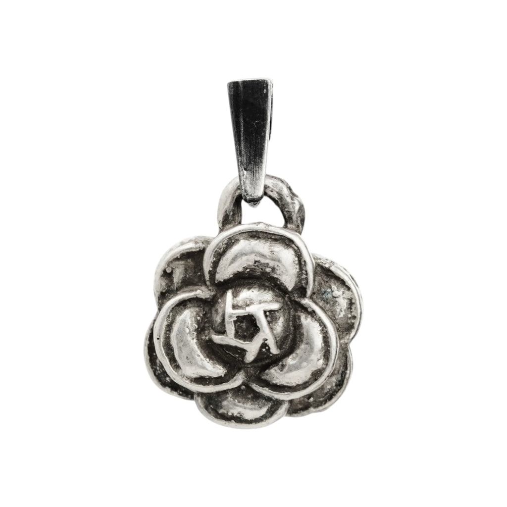 „Kamelie“ – handgefertigter Anhänger aus 925er Silber, Talisman für Schönheit und Eleganz, Skulpturenschmuck im Boho- und rustikalen Stil | Art Diva