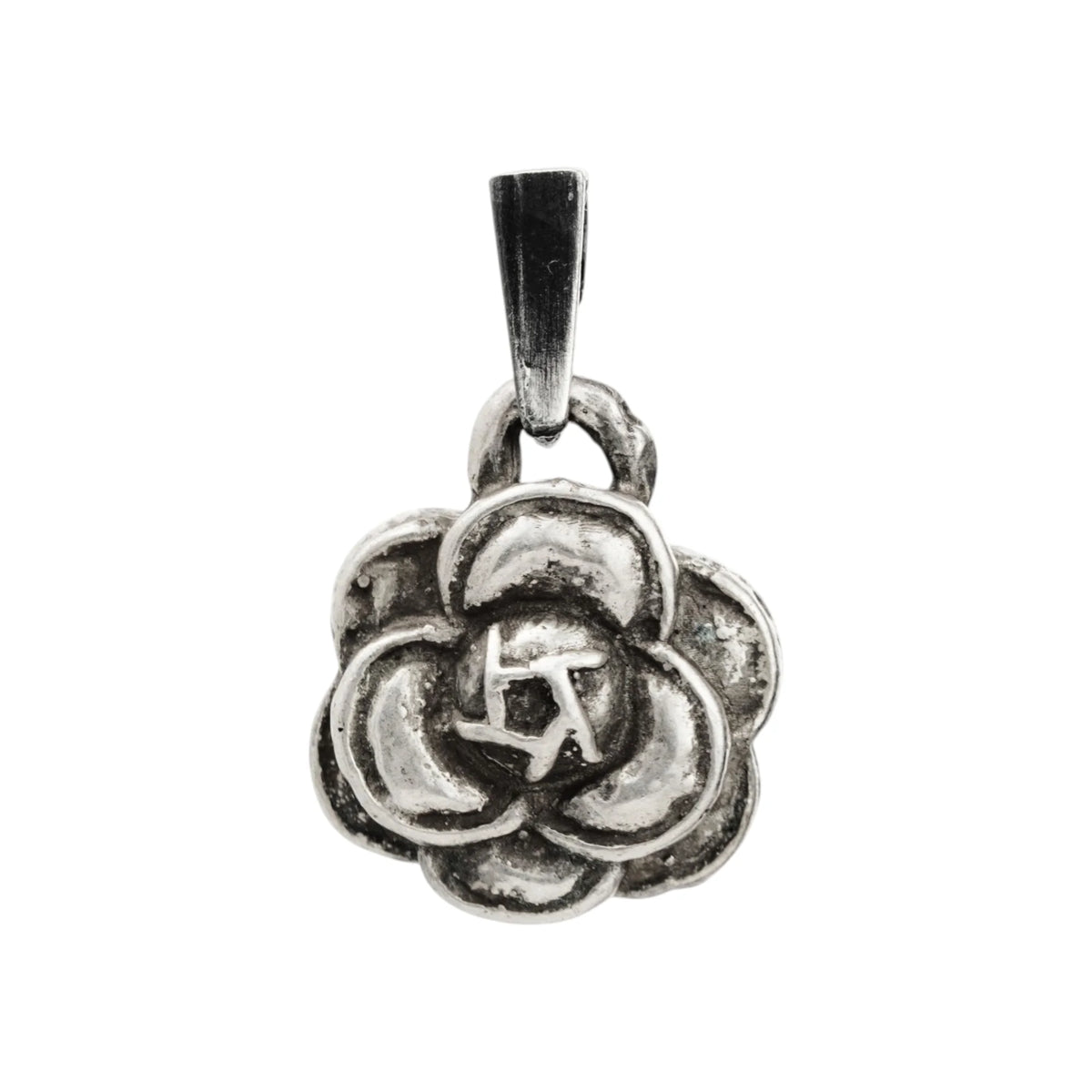 „Kamelie“ – handgefertigter Anhänger aus 925er Silber, Talisman für Schönheit und Eleganz, Skulpturenschmuck im Boho- und rustikalen Stil | Art Diva