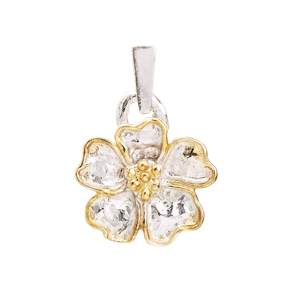 „Kirschblüte“ – Anhänger aus 925er Silber mit goldfarbenen Akzenten, Talisman für Frühling und Neubeginn, handgefertigter Skulpturenschmuck im Boho- und rustikalen Stil | Art Diva