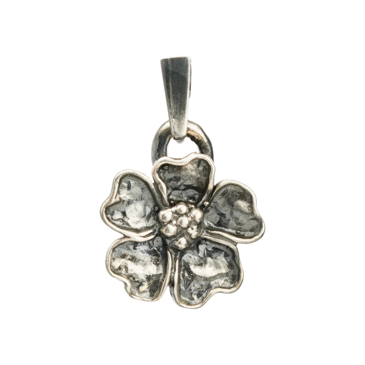 „Kirschblüte“ – oxidierter Anhänger aus 925er Silber, Talisman für Frühling und Neubeginn, handgefertigter Skulpturenschmuck im Boho- und rustikalen Stil | Art Diva
