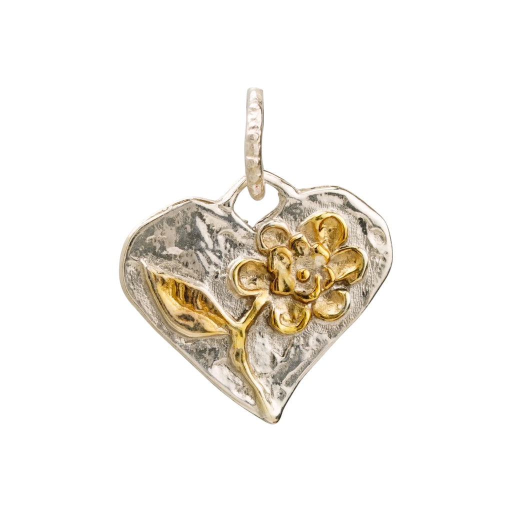 Talisman für Liebe und Geborgenheit – handgefertigter Herzanhänger aus 925er Silber mit Blume und goldfarbenen Akzenten im Boho- und rustikalen Stil | Art Diva