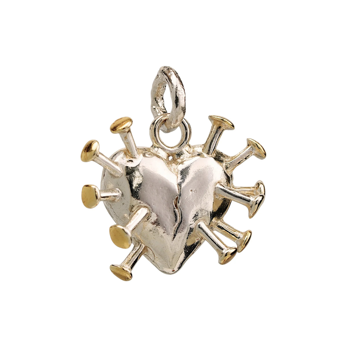 „Herz mit Nägeln“-Anhänger aus 925er Silber mit goldfarbenen Akzenten – Symbol für Schmerz, Heilung und innere Stärke, Skulpturenschmuck im Boho- und rustikalen Stil | Art Diva