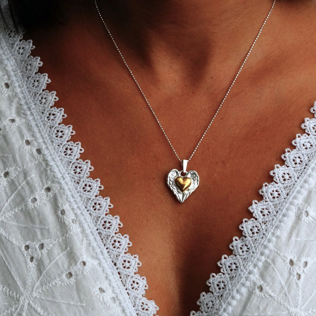„Herz mit Engelsflügeln“-Anhänger aus 925er Silber mit goldfarbenem Akzent – handgefertigter Talisman für Schutz und Liebe im Boho-, Kunst- und rustikalen Stil | Art Diva