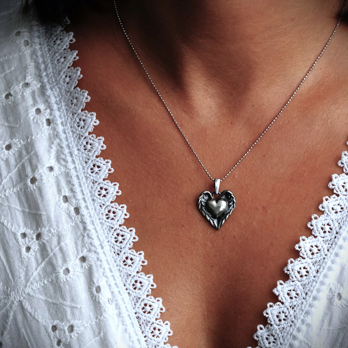 „Herz mit Engelsflügeln“-Anhänger aus 925er Silber – handgefertigter Talisman für Schutz und Liebe im künstlerischen Boho-Stil | Art Diva