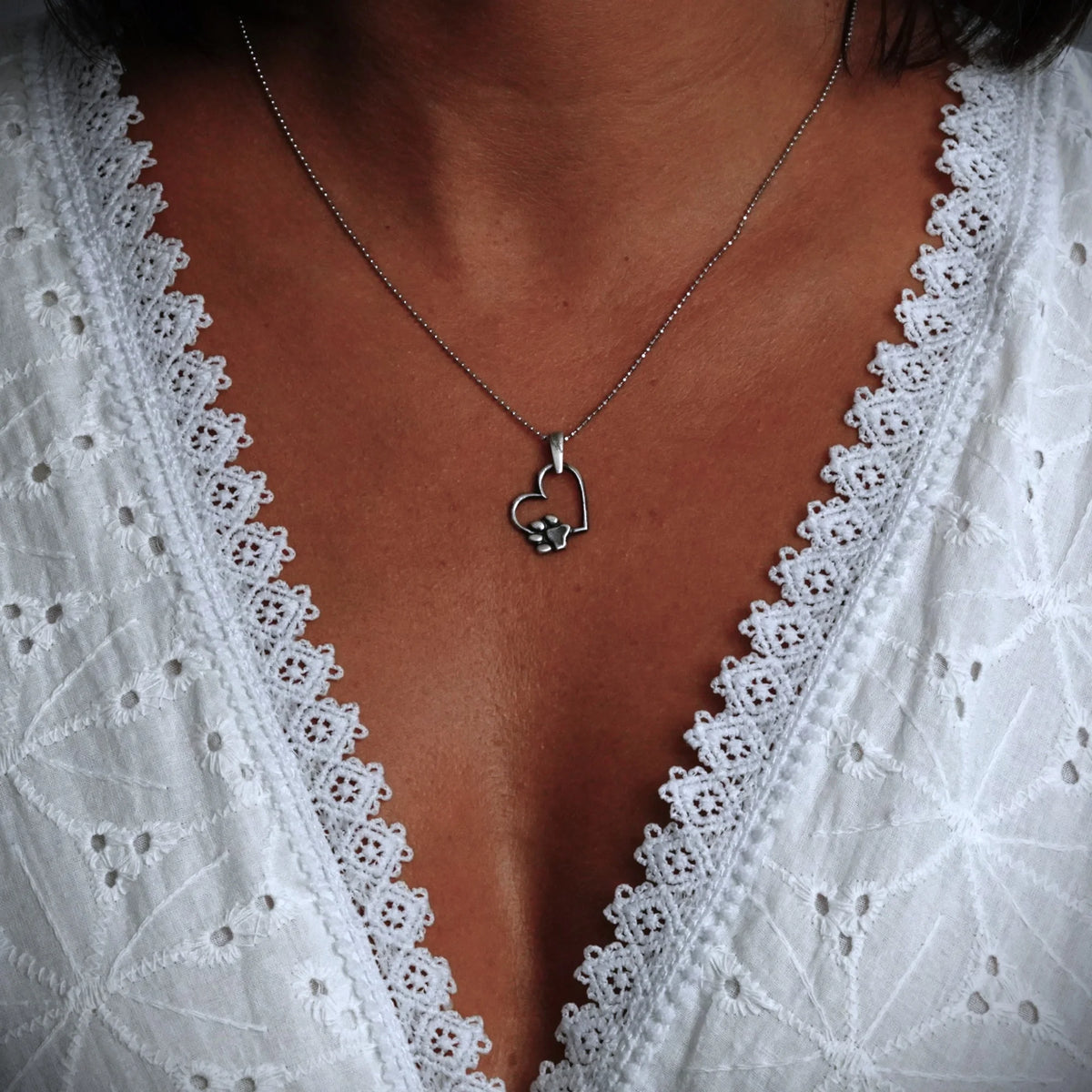 „Herz und Pfote“-Anhänger aus 925er Silber – Symbol der Tierliebe sowie Talisman für Treue und bedingungslose Liebe, oxidierter Skulpturenschmuck im Boho- und rustikalen Stil | Art Diva