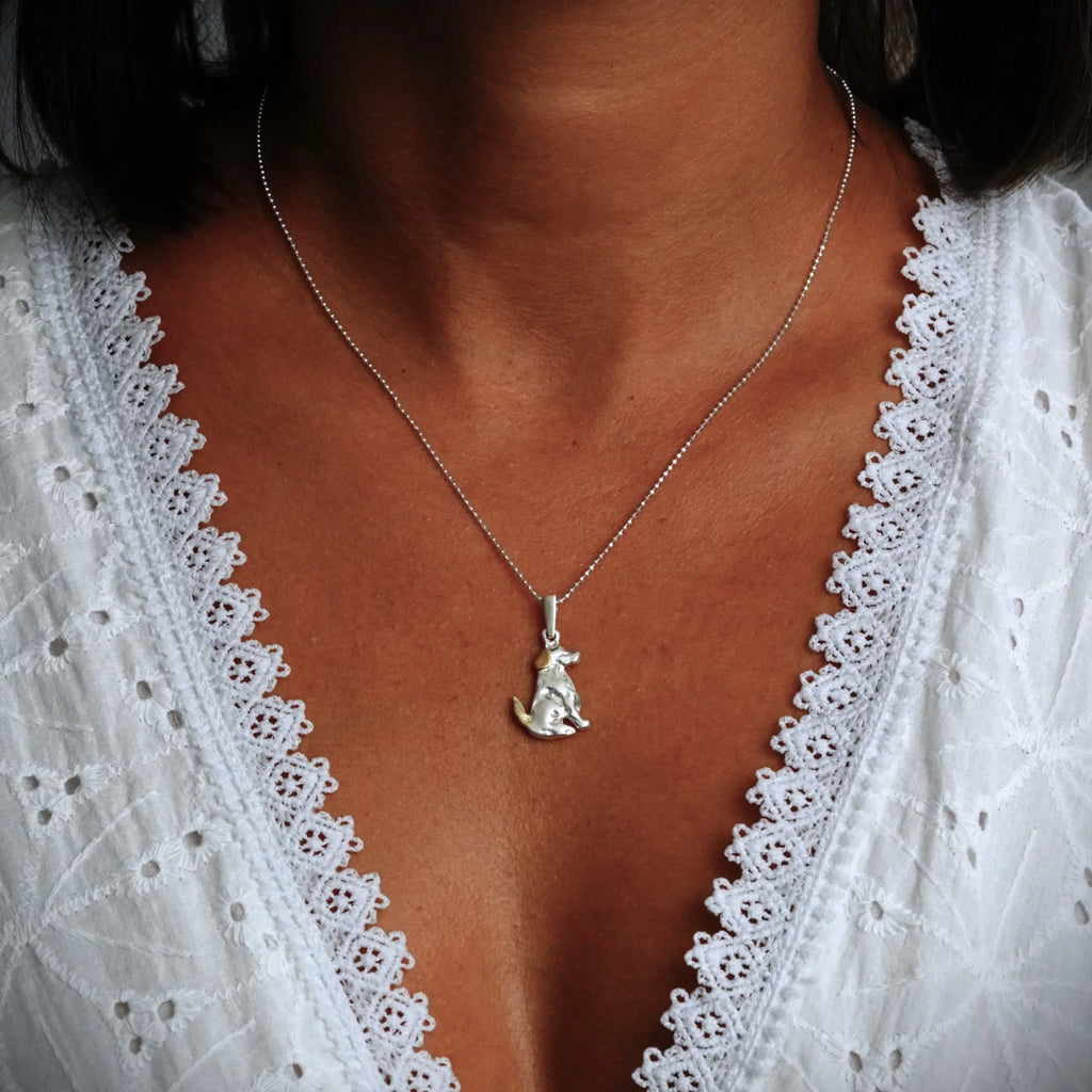 Hund-Anhänger aus 925er Silber mit goldfarbenen Akzenten – Talisman für Treue, Tierliebe und die Verbundenheit mit dem eigenen Haustier | Art Diva