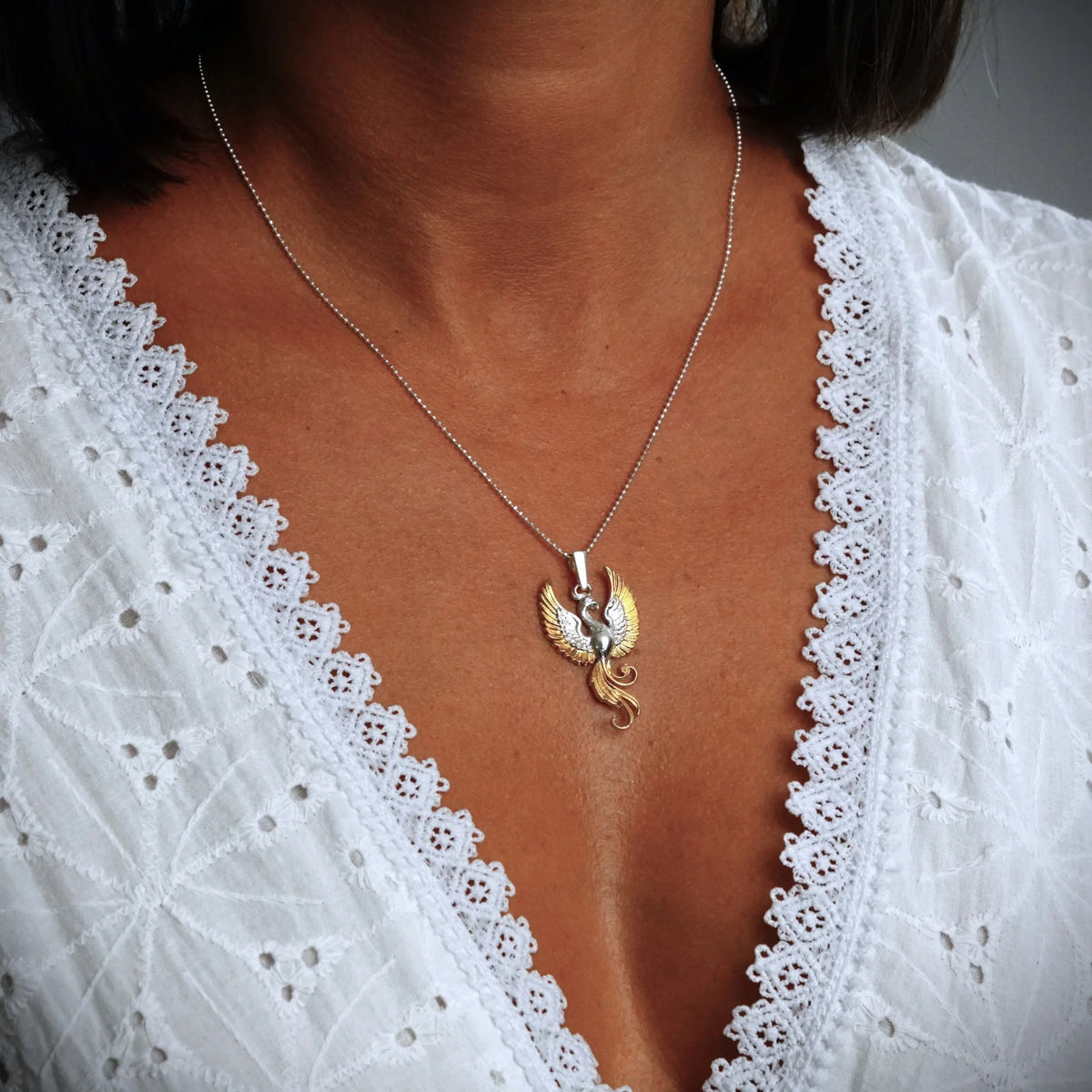 „Phönix“-Anhänger aus 925er Silber mit goldenen Akzenten – handpolierter Talisman für Wiedergeburt, Stärke und Neuanfang, skulpturaler Schmuck im Boho-Rustik-Stil | Art Diva
