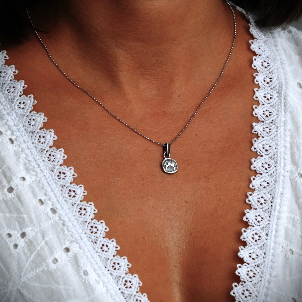 925er Silberanhänger „Pfote“ – handgefertigter Boho-Talisman für Tierliebe, skulpturales Schmuckstück und Geschenk für Hunde- oder Katzenliebhaber | Art Diva