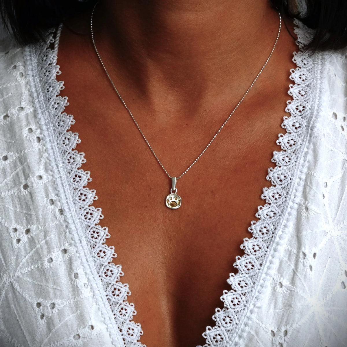 925er Silberanhänger „Pfote“ mit goldenen Akzenten – handgefertigter Boho-Talisman für Tierliebe und Geschenk für Hunde- oder Katzenliebhaber | Art Diva