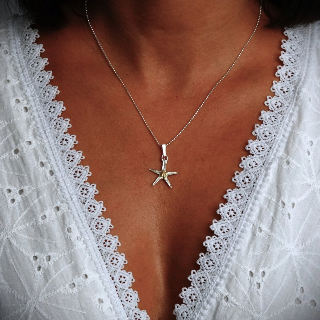 „Seestern“ – Anhänger aus 925er Silber mit goldfarbenen Akzenten, Talisman für Glück und Gelassenheit, Skulpturenschmuck im Boho- und rustikalen Stil | Art Diva