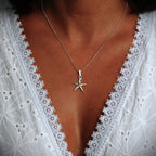 „Seestern“ – Anhänger aus 925er Silber mit goldfarbenen Akzenten, Talisman für Glück und Gelassenheit, Skulpturenschmuck im Boho- und rustikalen Stil | Art Diva