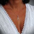 „Seestern“ – Anhänger aus 925er Silber mit goldfarbenen Akzenten, Talisman für Glück und Gelassenheit, Skulpturenschmuck im Boho- und rustikalen Stil | Art Diva