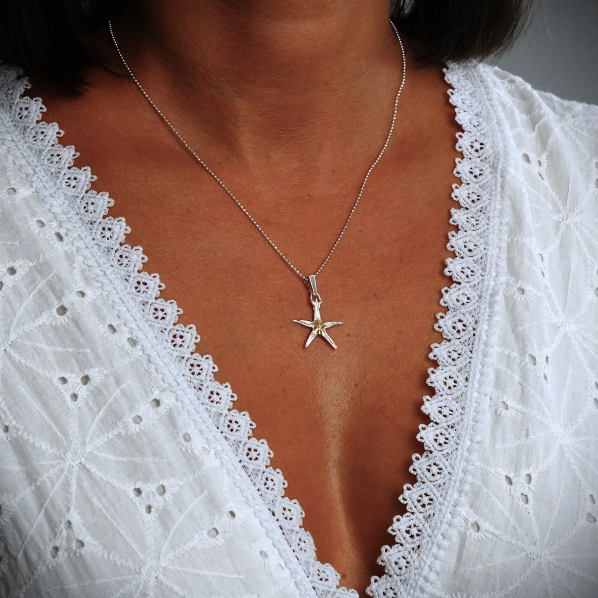 „Seestern“ – Anhänger aus 925er Silber mit goldfarbenen Akzenten, Talisman für Glück und Gelassenheit, Skulpturenschmuck im Boho- und rustikalen Stil | Art Diva
