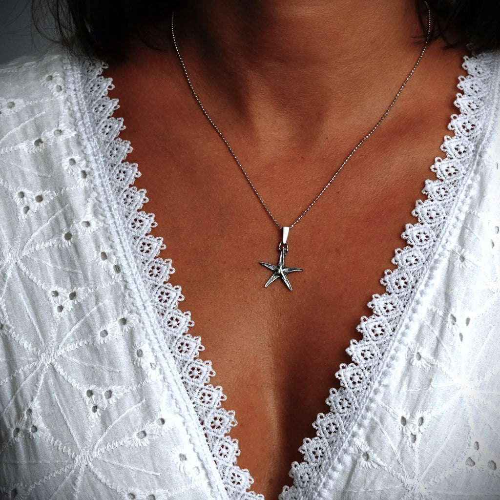 „Seestern“ – oxidierter Anhänger aus 925er Silber, Talisman für Glück und Gelassenheit, Skulpturenschmuck im Boho- und rustikalen Stil | Art Diva
