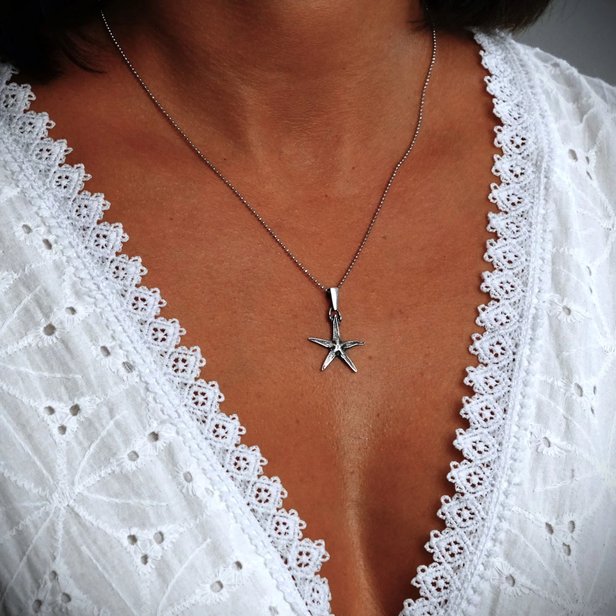 „Seestern“ – oxidierter Anhänger aus 925er Silber, Talisman für Glück und Gelassenheit, Skulpturenschmuck im Boho- und rustikalen Stil | Art Diva