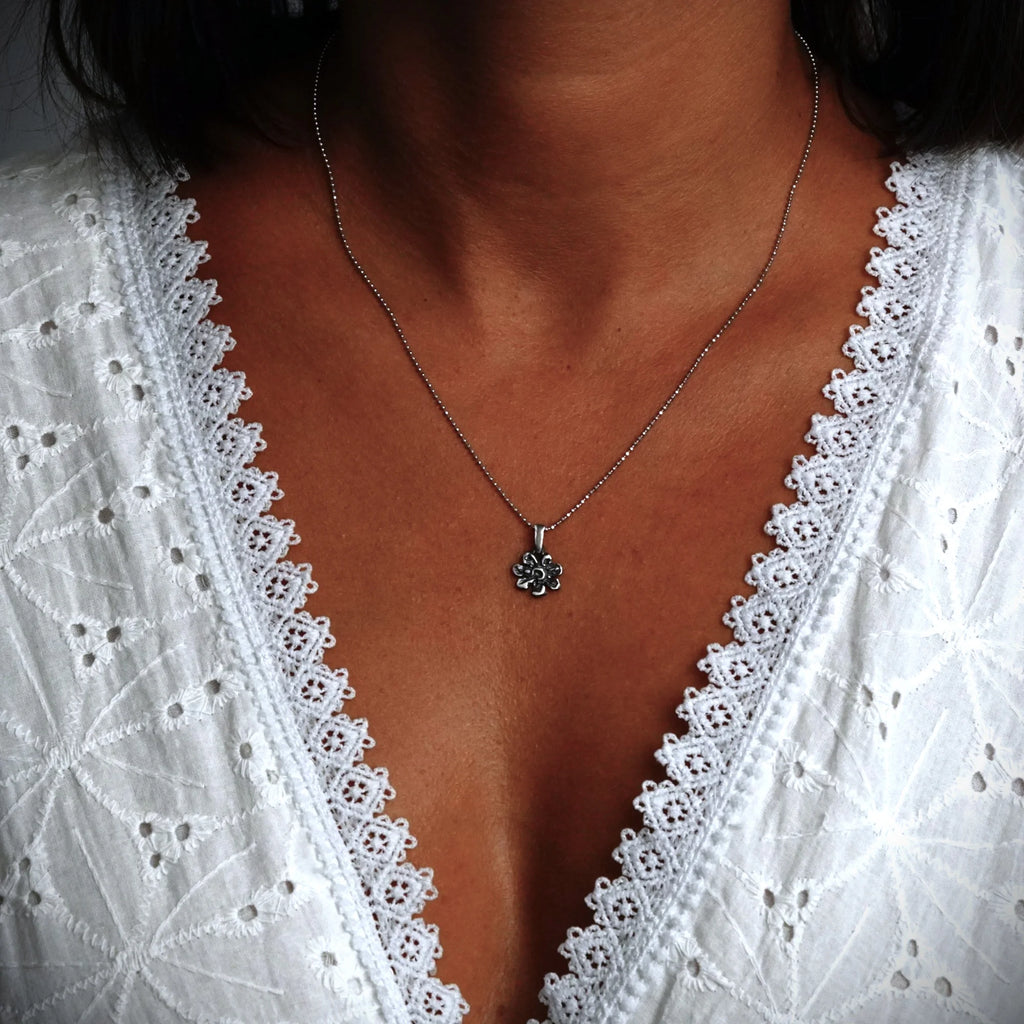 925er Silberanhänger „Blume“ – handgefertigter Boho-Talisman für Harmonie, skulpturales Schmuckstück und Geschenk für Mutter, Tochter oder Freundin | Art Diva
