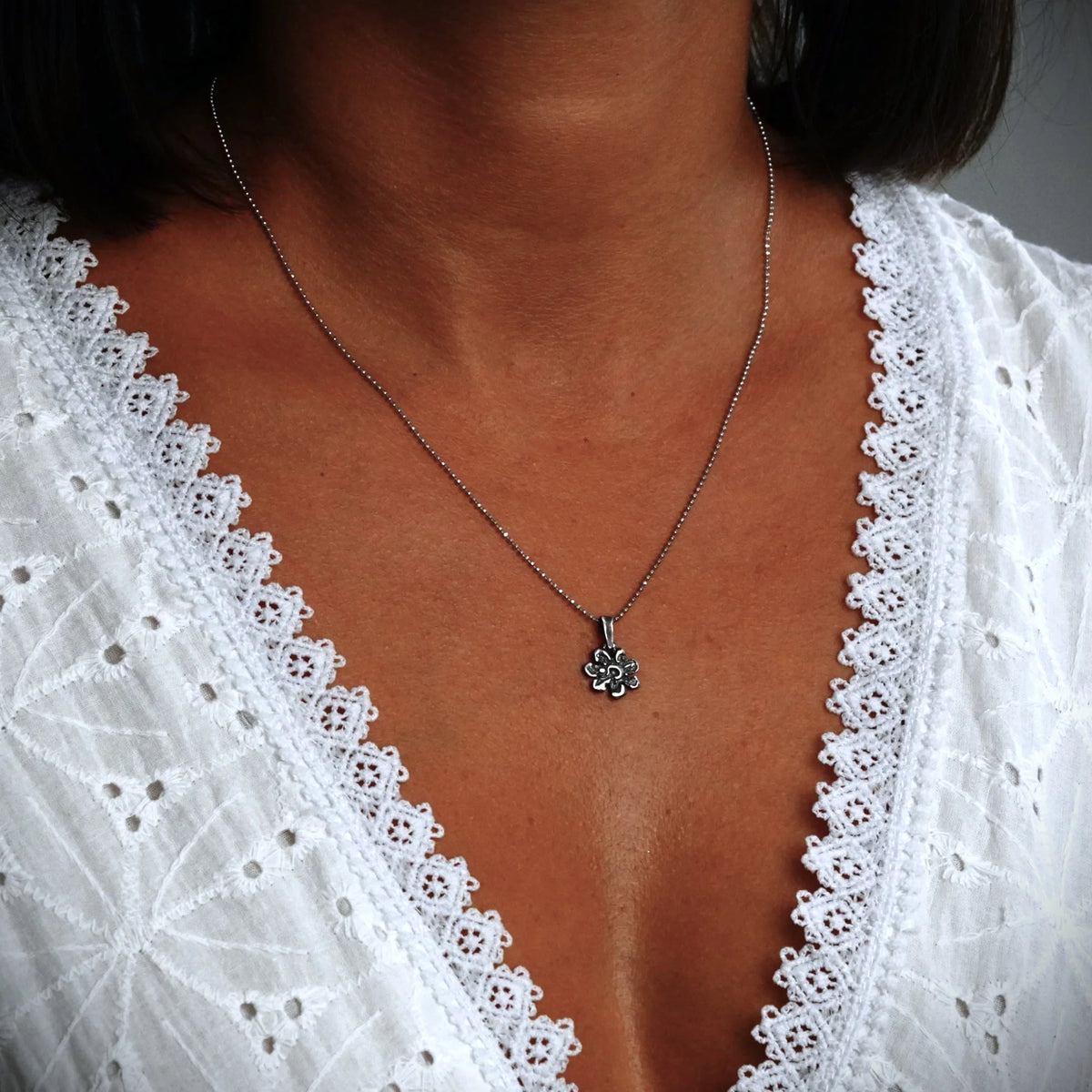 925er Silberanhänger „Blume“ – handgefertigter Boho-Talisman für Harmonie, skulpturales Schmuckstück und Geschenk für Mutter, Tochter oder Freundin | Art Diva