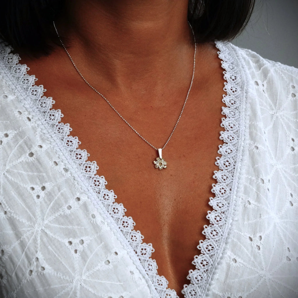 925er Silberanhänger „Blume“ – handgefertigter Boho-Talisman für Harmonie, skulpturales Schmuckstück und Geschenk für Mutter, Tochter oder Freundin | Art Diva