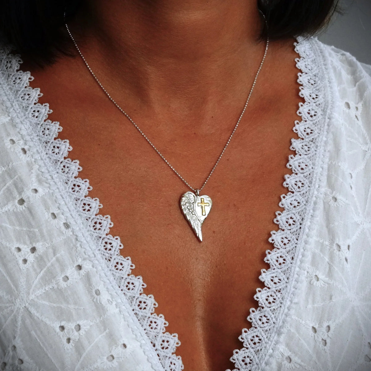 „Herz mit Kreuz und Engelsflügel“-Anhänger aus 925er Silber mit goldfarbenen Akzenten – handpolierter Talisman für Schutz, Liebe und innere Stärke | Art Diva