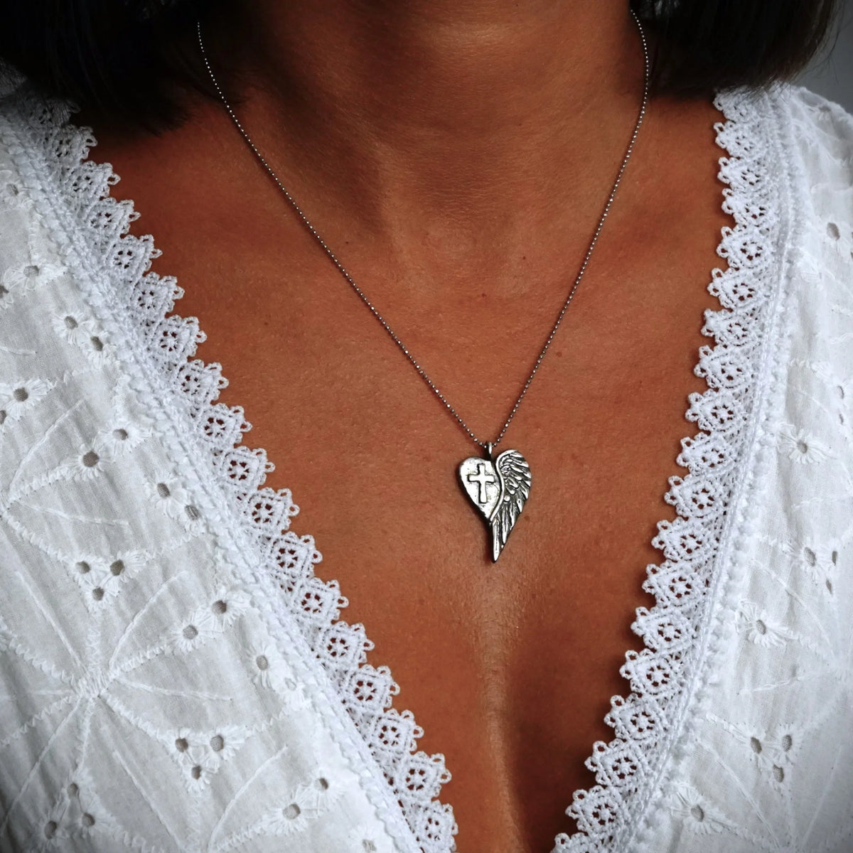 „Herz mit Kreuz und Engelsflügel“-Anhänger aus 925er Silber – Talisman für Schutz, Liebe und innere Stärke, oxidierter Schmuck im Boho- und rustikalen Stil | Art Diva
