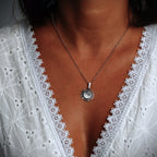 „Sonnenstrahl“ – Anhänger aus 925er Silber, Talisman für Wärme, Licht und Hoffnung, handgefertigter Skulpturenschmuck im Boho- und rustikalen Stil | Art Diva