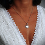 „Sonnenstrahl“ – Anhänger aus 925er Silber, Talisman für Wärme, Licht und Hoffnung, handgefertigter Skulpturenschmuck im Boho- und rustikalen Stil | Art Diva