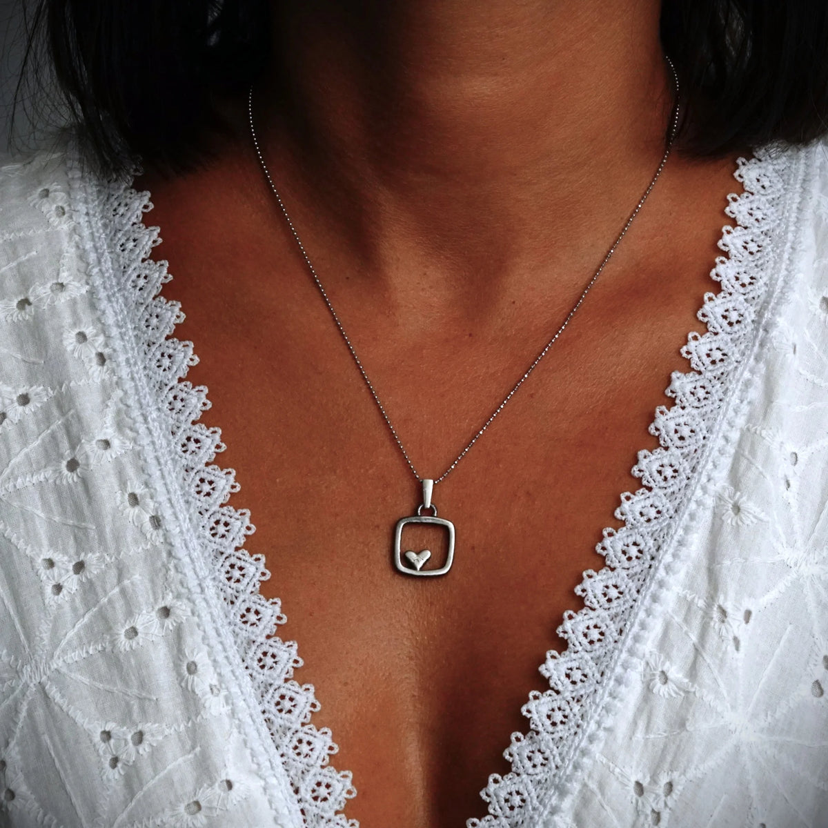 Herz-im-Quadrat-Anhänger aus 925er Silber – teilweise oxidiert im Vintage-Stil, handgefertigter Talisman für Liebe und Ausgeglichenheit, Skulpturenschmuck im Boho- und rustikalen Stil | Art Diva
