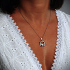 Herz-im-Quadrat-Anhänger aus 925er Silber – teilweise oxidiert im Vintage-Stil, handgefertigter Talisman für Liebe und Ausgeglichenheit, Skulpturenschmuck im Boho- und rustikalen Stil | Art Diva