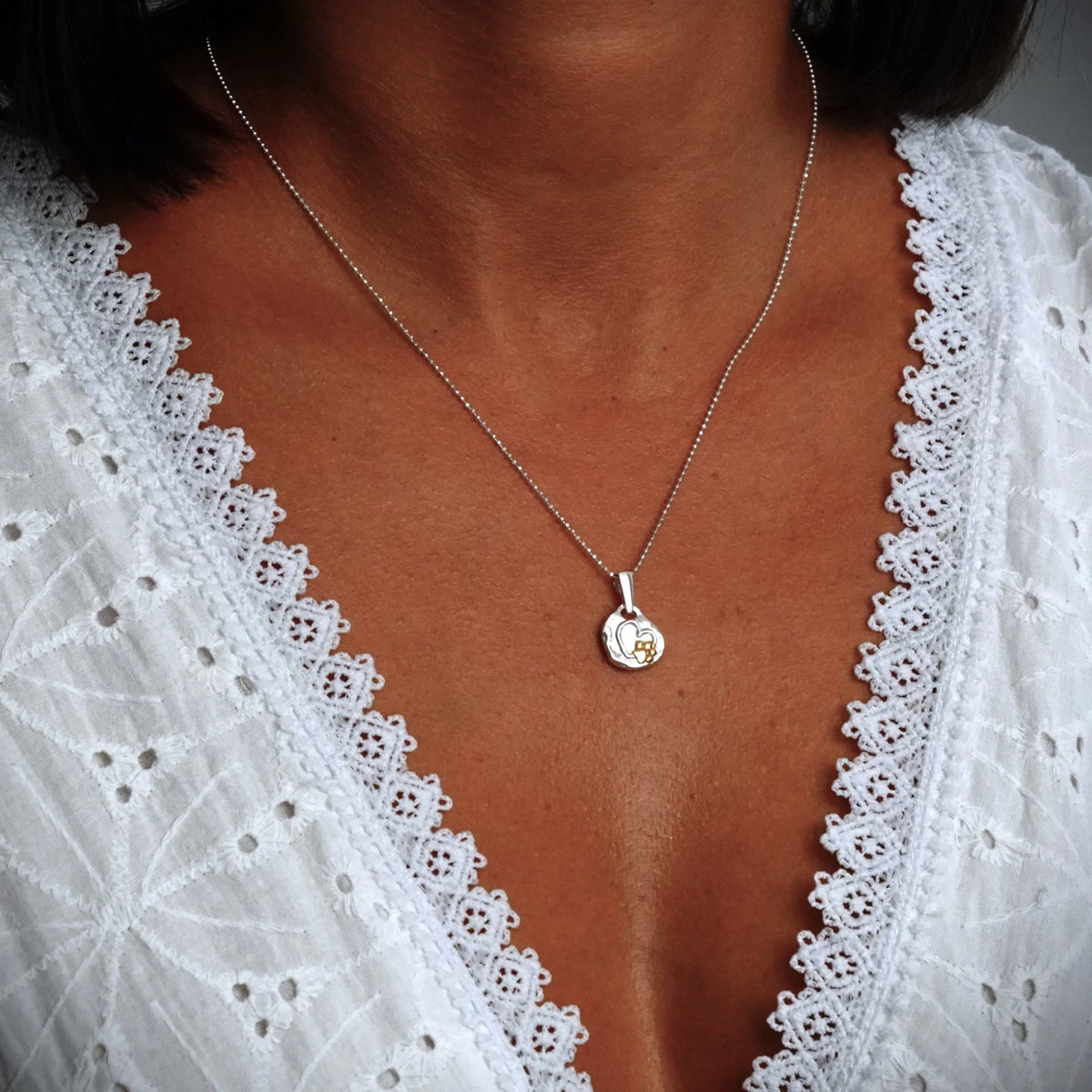„Pfote im Herzen“-Anhänger aus 925er Silber mit goldfarbenen Akzenten – Talisman für die Liebe zu Tieren, Skulpturenschmuck im Boho- und rustikalen Stil | Art Diva