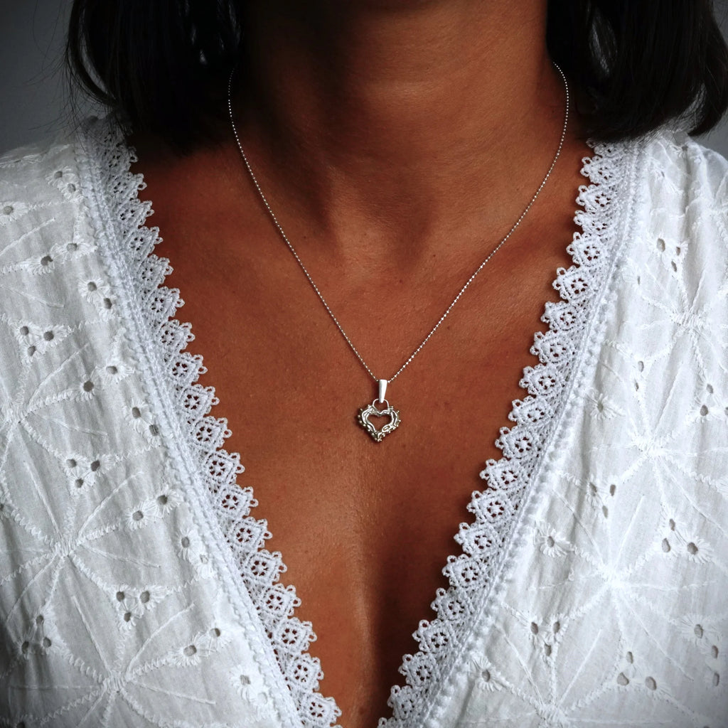 „Morgenliebe“-Anhänger mit offenem Herz und Tautropfen aus 925er Silber mit goldfarbenen Akzenten – Talisman für Zärtlichkeit und reine Liebe, handgefertigt im Boho- und rustikalen Stil | Art Diva