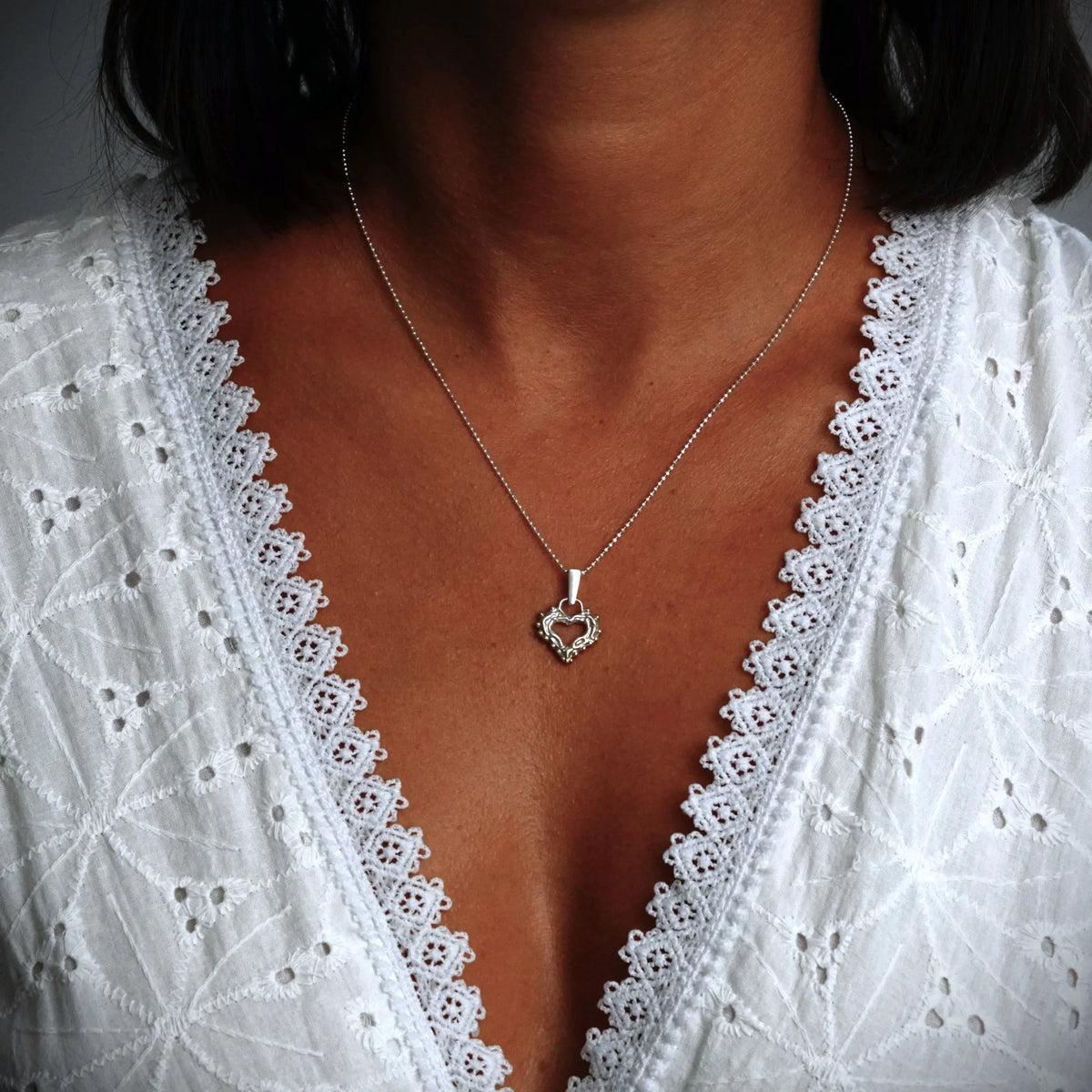 „Morgenliebe“-Anhänger mit offenem Herz und Tautropfen aus 925er Silber mit goldfarbenen Akzenten – Talisman für Zärtlichkeit und reine Liebe, handgefertigt im Boho- und rustikalen Stil | Art Diva
