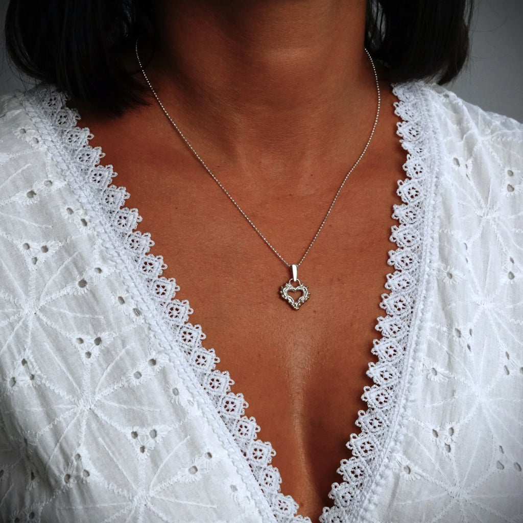 „Morgenliebe“-Anhänger mit offenem Herz und Tautropfen aus 925er Silber mit goldfarbenen Akzenten – Talisman für Zärtlichkeit und reine Liebe, handgefertigt im Boho- und rustikalen Stil | Art Diva