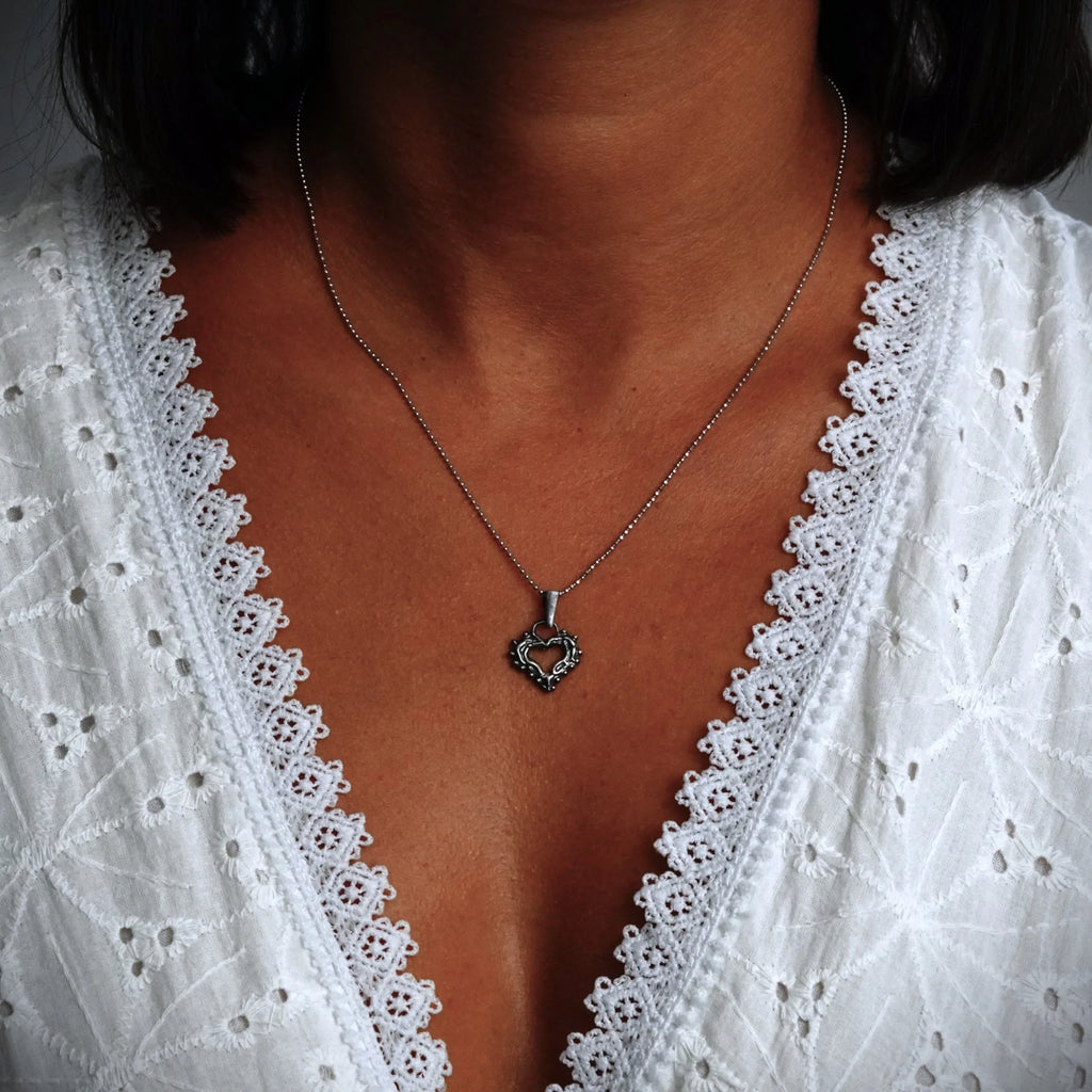 „Morgenliebe“-Herz-Anhänger mit Tautropfen aus 925er Silber – Talisman für Zärtlichkeit und reine Liebe, handgefertigt im Boho-Stil | Art Diva