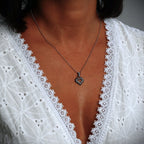 „Morgenliebe“-Herz-Anhänger mit Tautropfen aus 925er Silber – Talisman für Zärtlichkeit und reine Liebe, handgefertigt im Boho-Stil | Art Diva