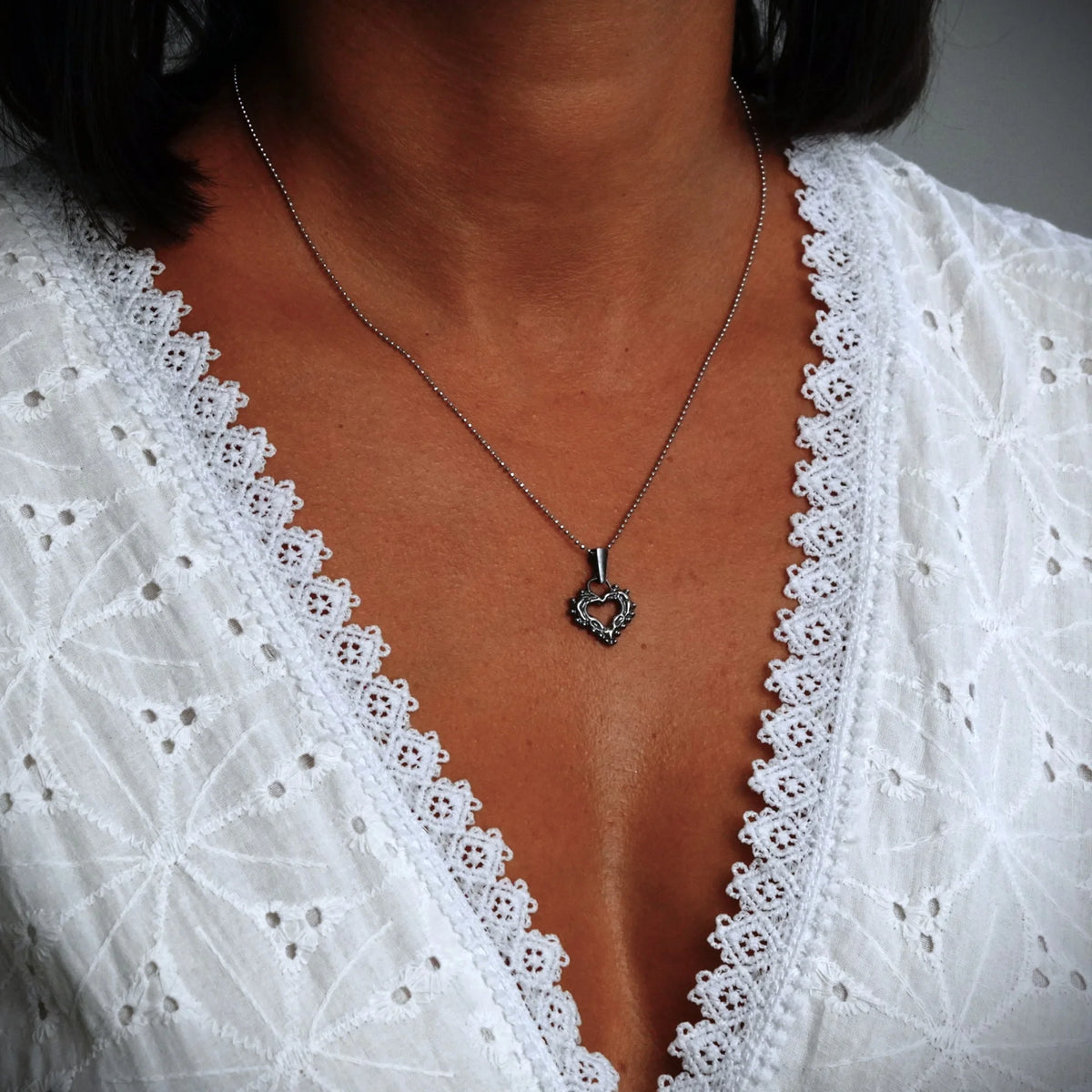 „Morgenliebe“-Herz-Anhänger mit Tautropfen aus 925er Silber – Talisman für Zärtlichkeit und reine Liebe, handgefertigt im Boho-Stil | Art Diva