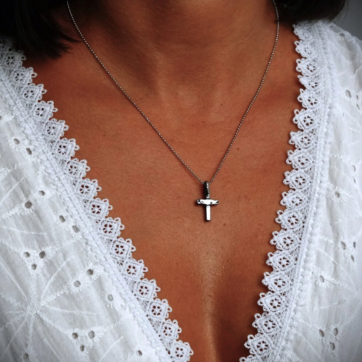 „Kleines Kreuz“-Anhänger aus 925er Silber – handgefertigter Schmuck im Boho- und rustikalen Stil | Art Diva