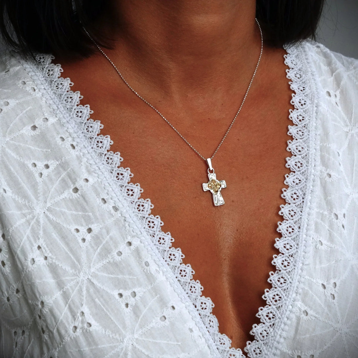 „Kreuz mit Blume“-Anhänger aus 925er Silber mit goldfarbenen Akzenten – Symbol für Glauben, spirituelle Stärke, inneren Frieden und Schutz, Skulpturenschmuck im Boho- und rustikalen Stil | Art Diva