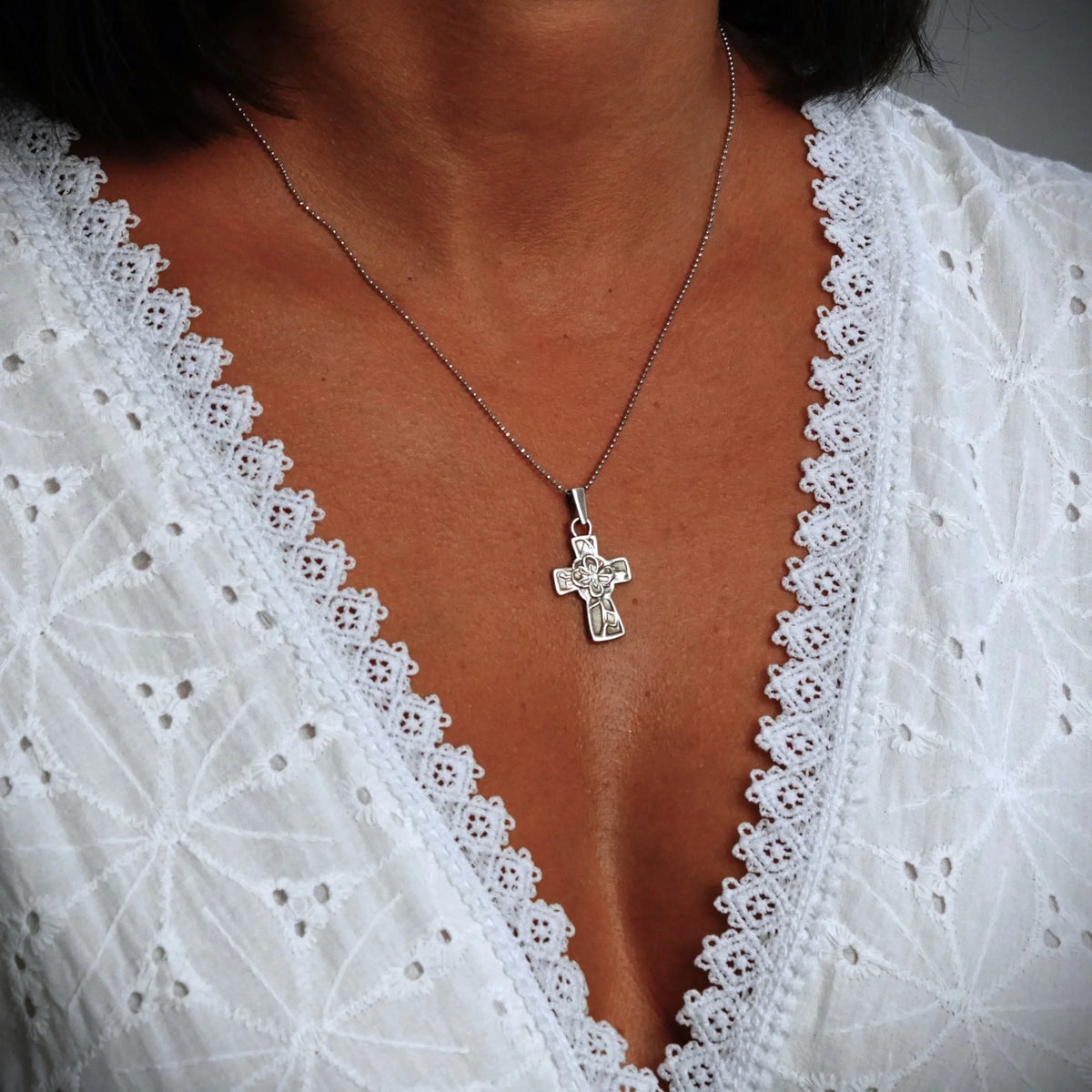 „Kreuz mit Blume“ – handgefertigter Anhänger aus 925er Silber, Talisman für Glauben und Hoffnung, Skulpturenschmuck im Boho- und rustikalen Stil | Art Diva
